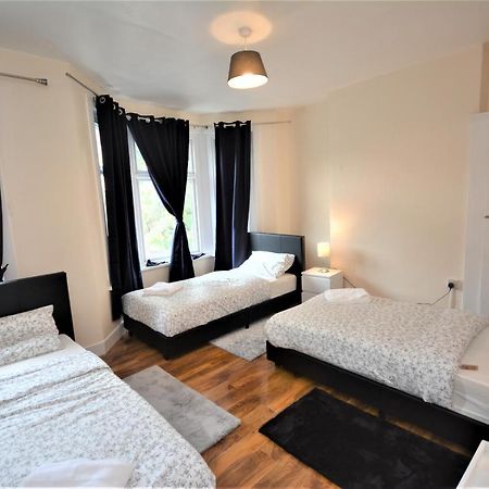 Cheerful 3 Bedroom Home In Greater لندن المظهر الخارجي الصورة