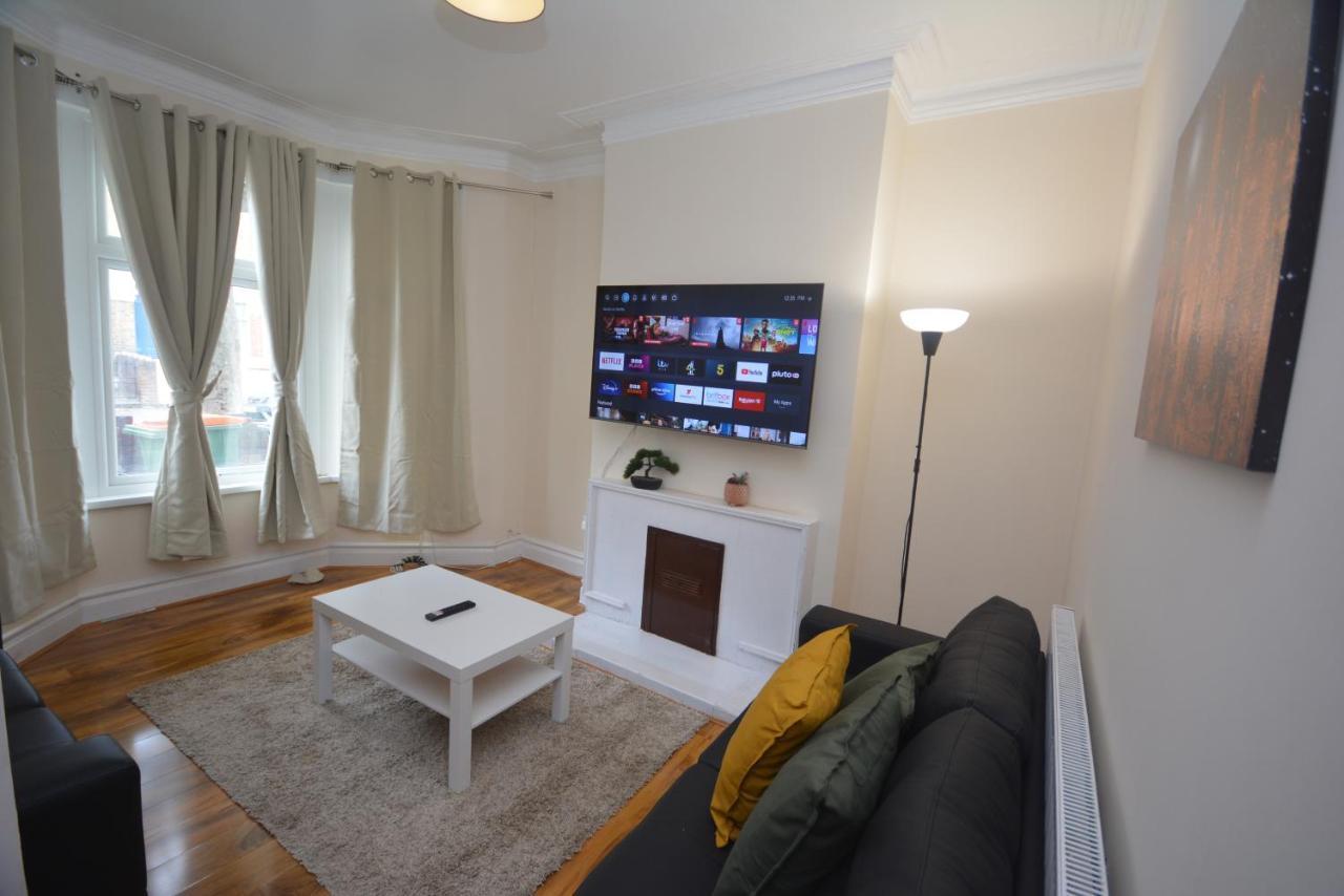 Cheerful 3 Bedroom Home In Greater لندن المظهر الخارجي الصورة