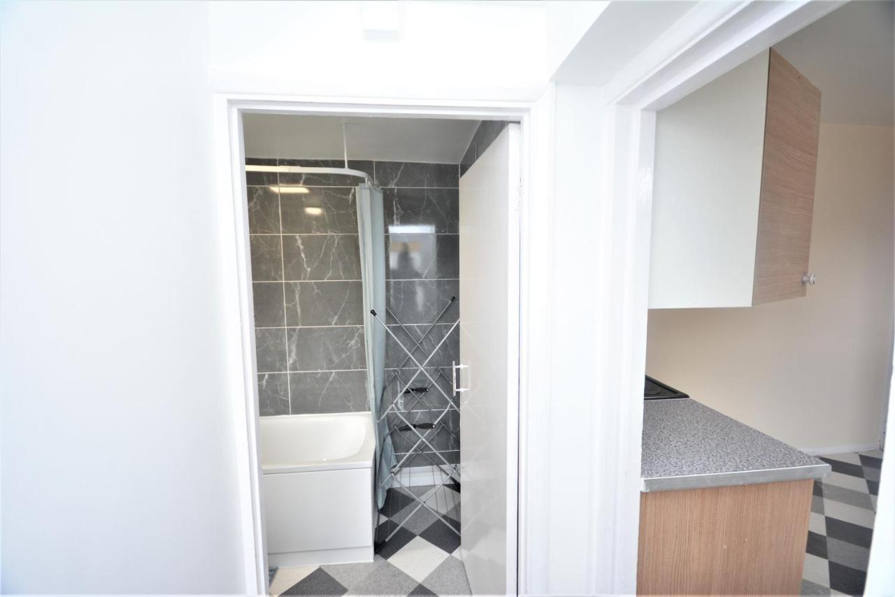 Cheerful 3 Bedroom Home In Greater لندن المظهر الخارجي الصورة