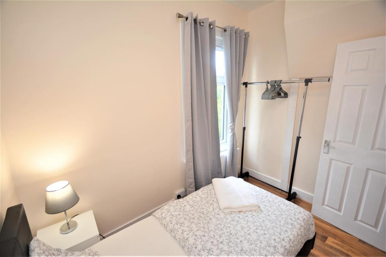 Cheerful 3 Bedroom Home In Greater لندن المظهر الخارجي الصورة
